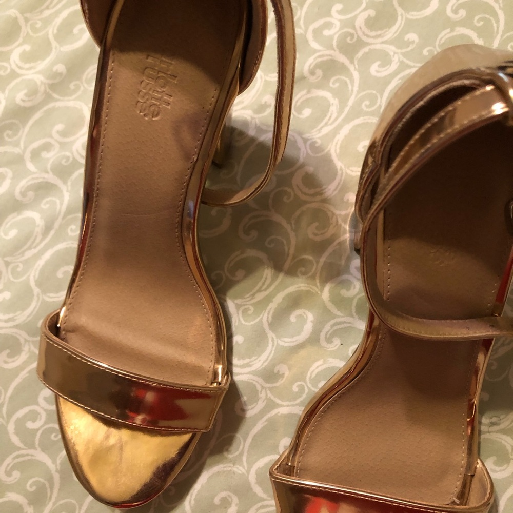 Shoes in going condition never worn, got them for Charlottes Russell